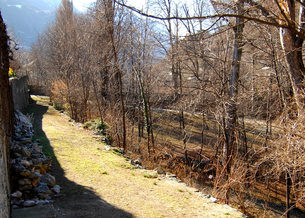 Château de Châtillon.  Allée latérale le long du jardin, en hiver.
